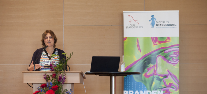 Britta Ernst, Ministerin für Bildung, Jugend und Sport des Landes Brandenburg, begrüßt die rund 200 Gäste.
