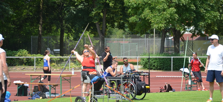 Sportler im Rollstuhl beim Speerwurf