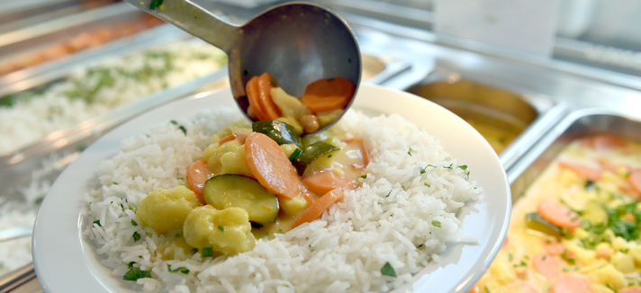 Teller mit Mittagessen: Reis und frisches Gemüse © dpa