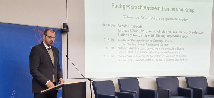 Minister Steffen Freiberg beim Fachgespräch Umgang mit Antisemitismus und Krieg (c) MBJS