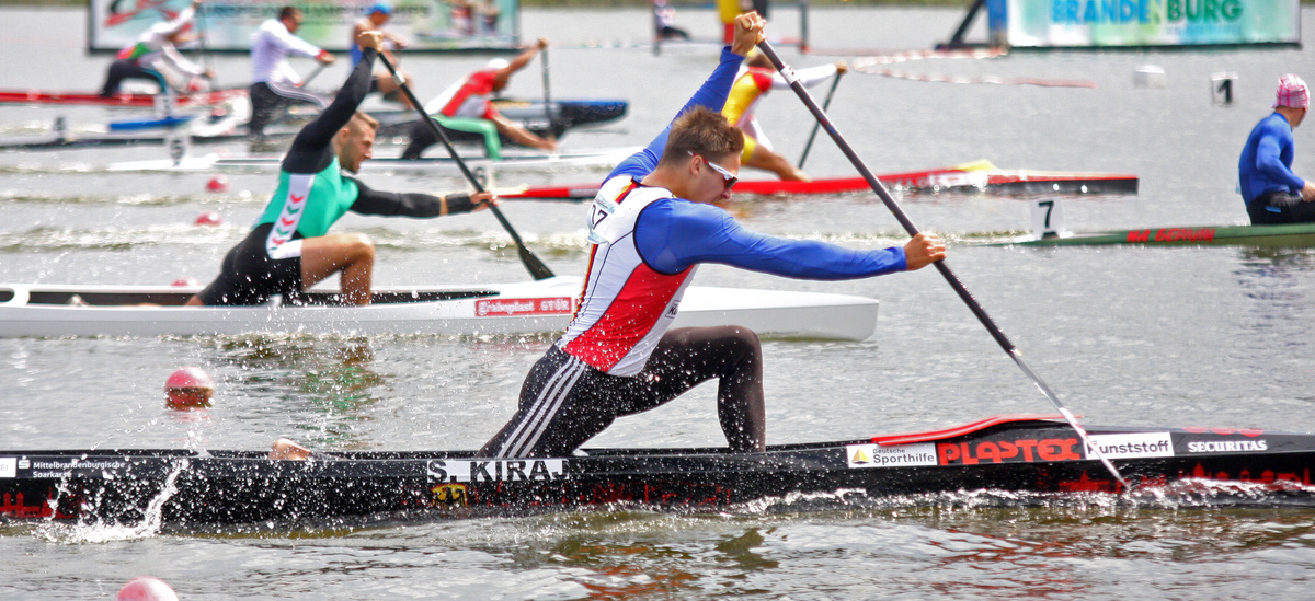 Kanuten auf dem Wasser beim Wettkampf