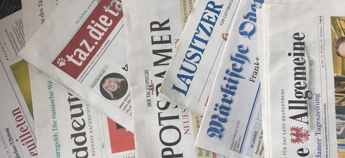 Foto: Zeitungen liegen auf dem Tisch in der Pressestelle
