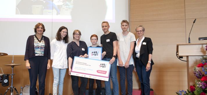 Bildungsministerin Britta Ernst gratuliert Schülerinnen und Schülern des Einstein-Gymnasiums Neuenhagen für ihre Projektidee Spiele-APP <a href='http://www.wir-im-netz.info/w/droppi/' target='_blank'>„Droppi auf Reisen“</a>