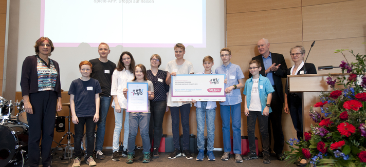 Bildungsministerin Britta Ernst gratuliert zum Sonderpreis der Jury für die Projektidee von Schülerinnen und Schülern des Einstein-Gymnasiums Neuenhagen, die Spiele-APP <a href='http://www.wir-im-netz.info/w/droppi/' target='_blank'>„Droppi auf Reisen“</a>.
